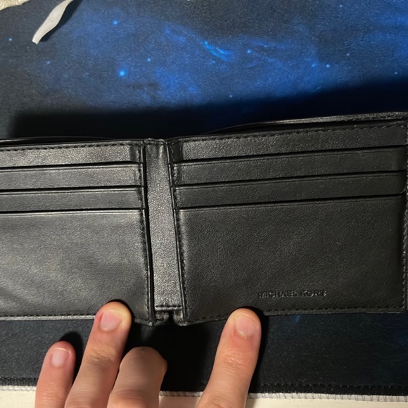 Michael Kors: Black Harrison Crossgrain Slim Billfold Leather Wallet - Picture 4 of 5